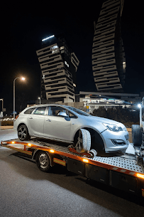 Holowanie w centrum Rzeszowa: laweta Empire zabiera uszkodzone auto do warsztatu.