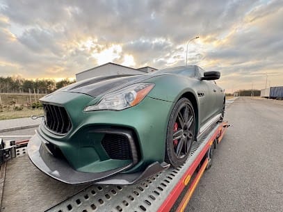 Maserati Quattroporte z niskim zawieszeniem na lawecie Empire, trasa Jeżowe Rzeszów.