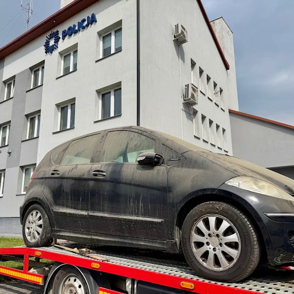 Odbiór Mercedesa A-Klasy z parkingu policyjnego w Lubaczowie, laweta Empire.